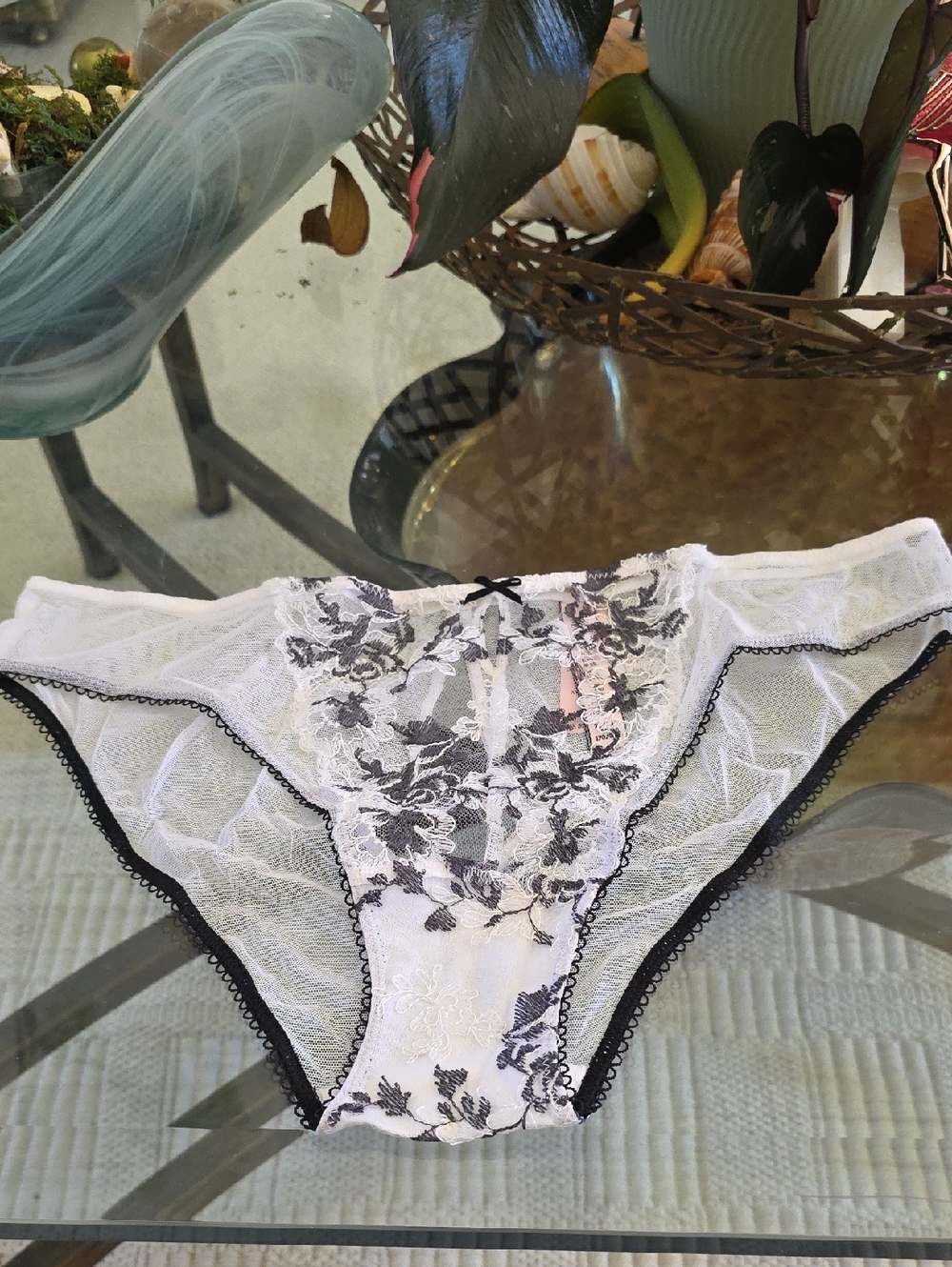 Victoria’s Secret Xl Dream Angels Floral Embroidered Cheekini Open Back Panty